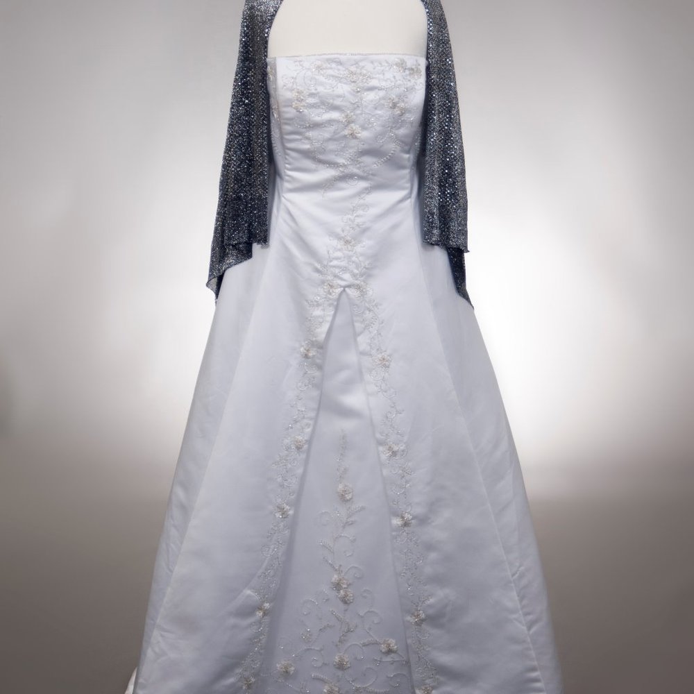 Beautiful Wedding Dress w/ Button Detail